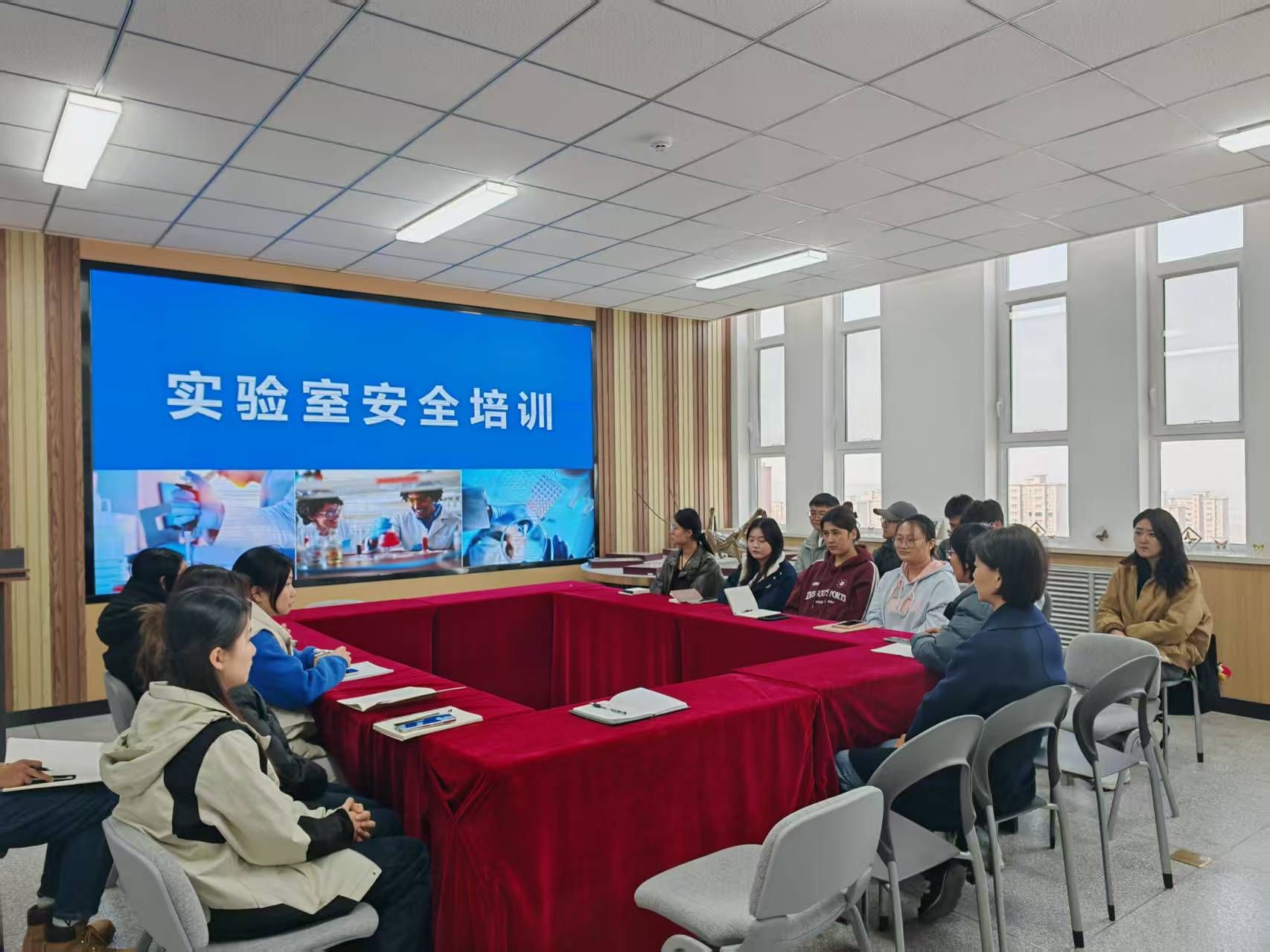 国际研究中心开展2025级研究生科研基本素养要求及认定办法解读与实验室安全专题培训